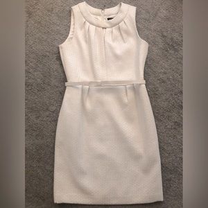 Tahari cream, sleeveless shift dress, Size 8
